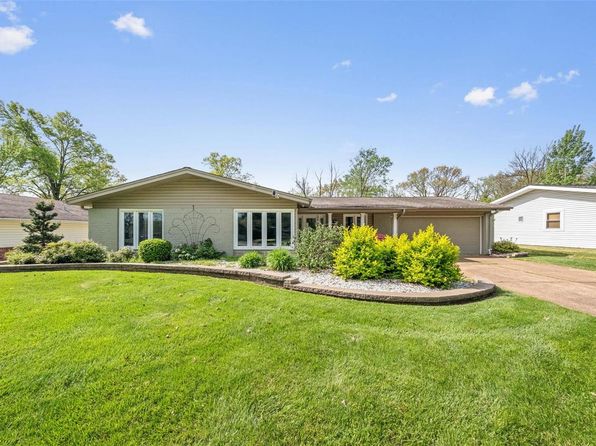 419 Breezewood Dr, Ballwin, MO 63011