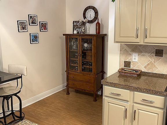 4th image of 513 E Bayou Rd