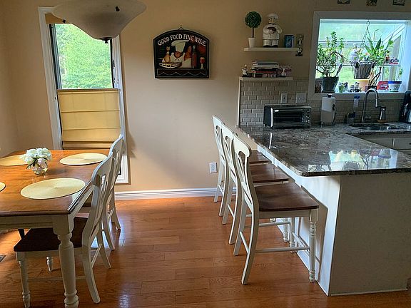 5th image of 94 Woodlands Dr