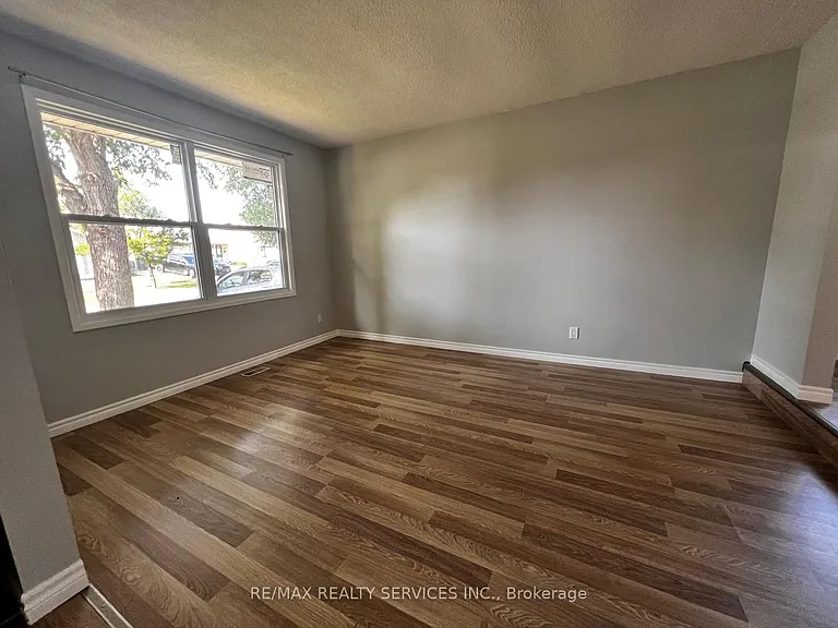 17 Renny Cres — Photo 5