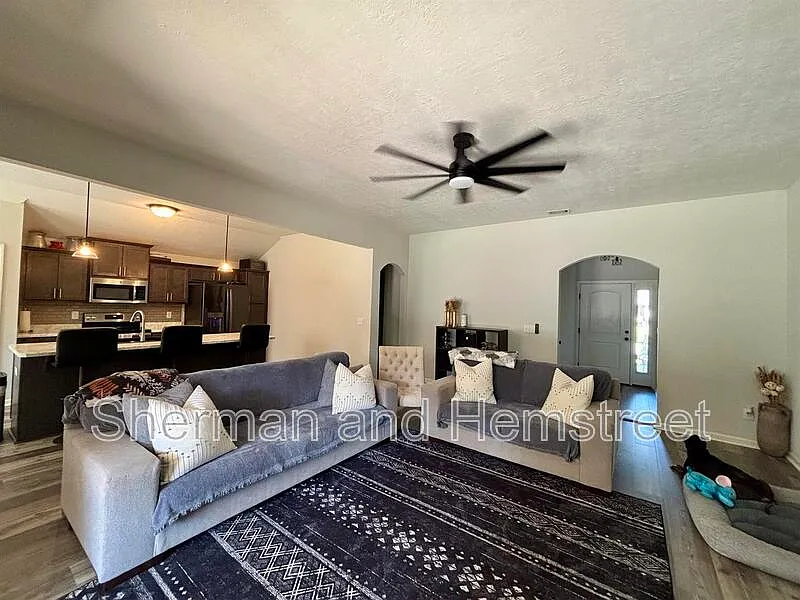 3 bed, 2.0 bath, 1809 sqft, $2,100 — Photo 2