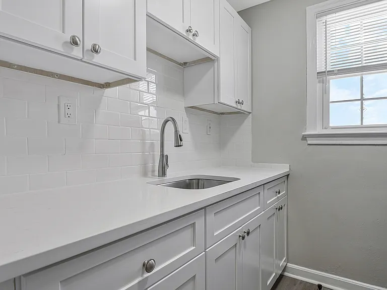 739 N Oakland St — Photo 1