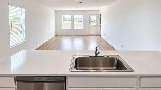 3 bed, 2.0 bath, 1409 sqft, $1,750 — Photo 4