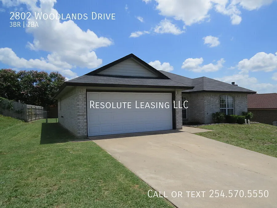 Comfort and Convenience Await at 2802 Woodlands Dr. — Photo 3