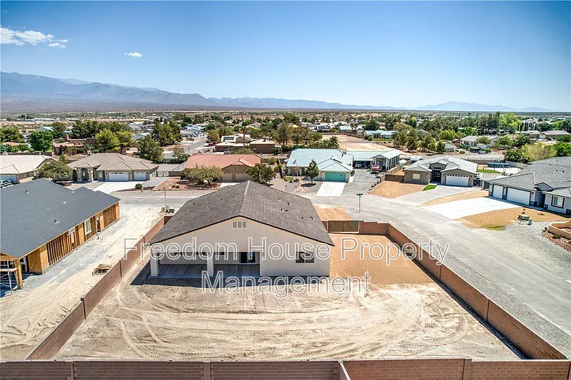 3 bed, 2.5 bath, 2410 sqft, $2,541 — Photo 4