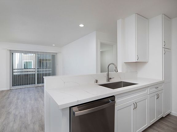 4th image of 4424-4454 44th St #243