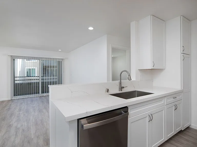 Mission Pacific Apartments — Photo 26