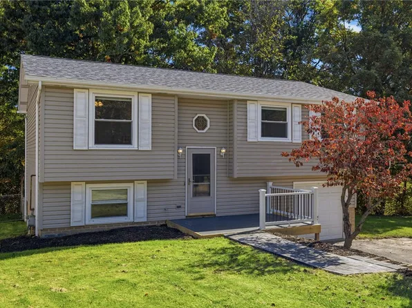 220 Glenmore Dr, Coraopolis, PA 15108