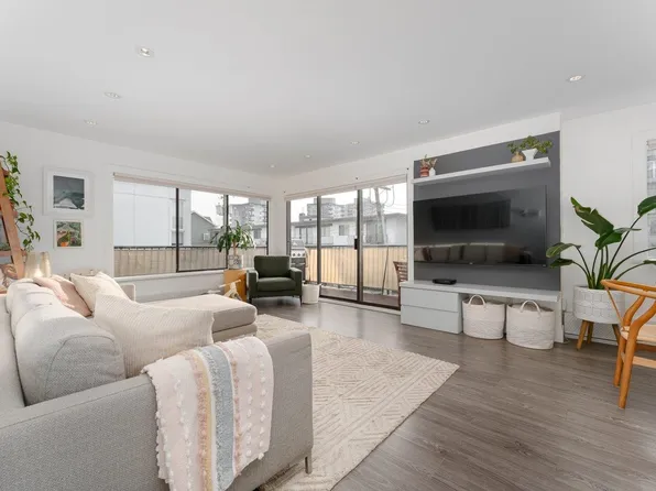 127 E 4th St #103, North Vancouver, BC V7L 1H7