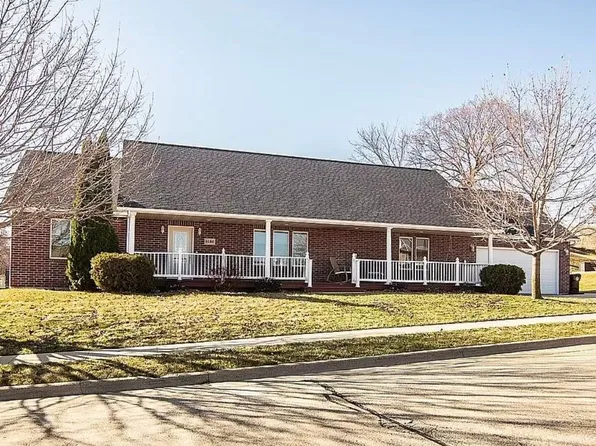 6180 Forest Hills Dr, Dubuque, IA 52002