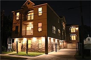 Elegantly built with private gate