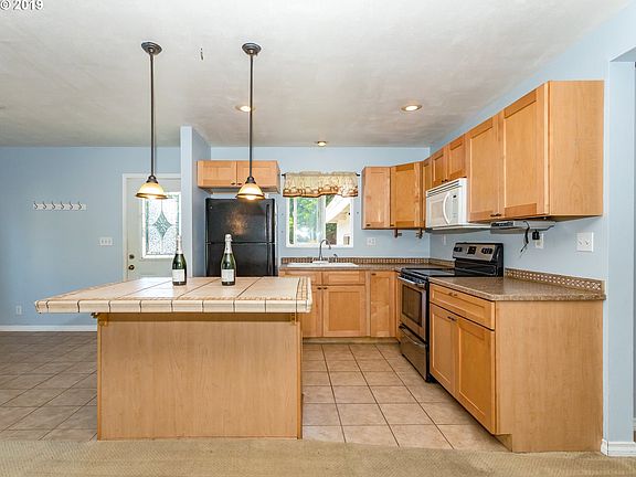 4th image of 3712 NE 62nd Ave