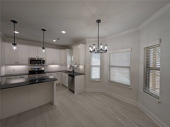4th image of 44 Islay Dr
