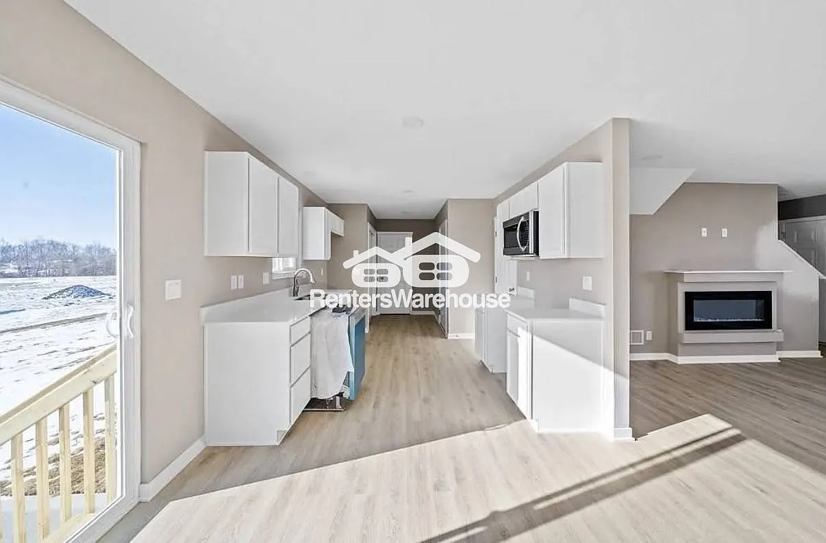 Three Bedroom Townhouse — Photo 3