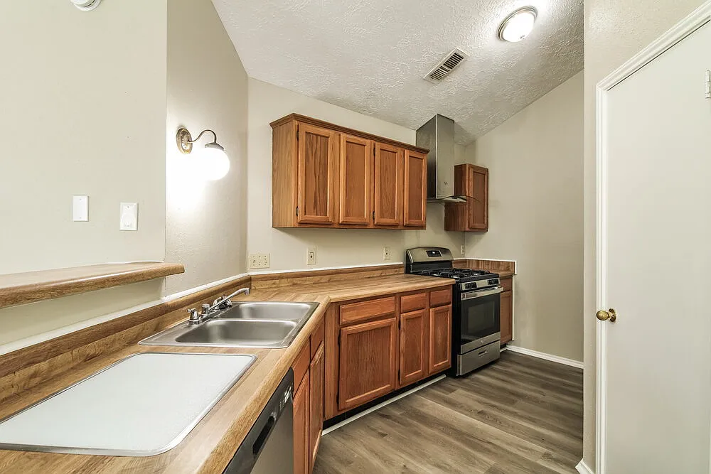 3 bed, 2.0 bath, 1430 sqft, $1,675 — Photo 3