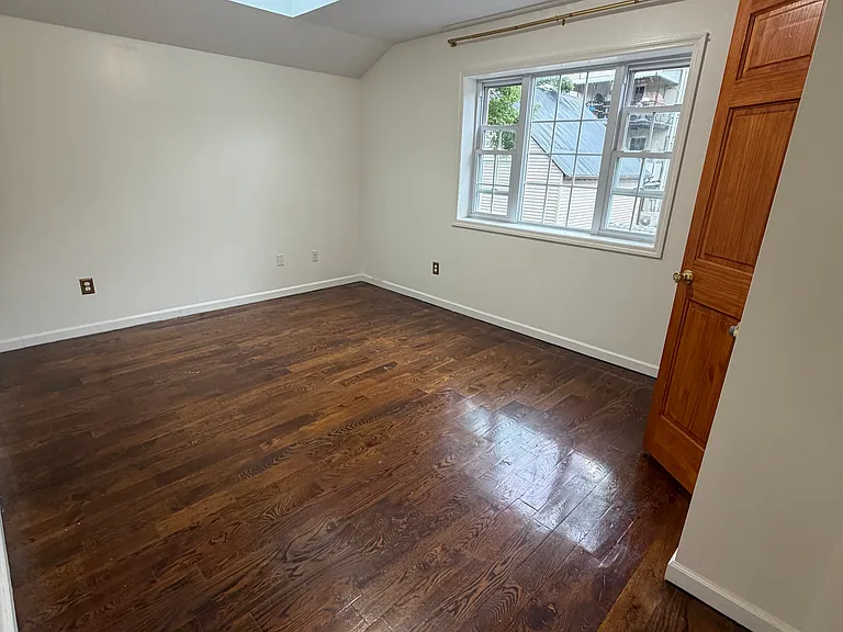 2721-2723 Hering Ave #2 — Photo 4