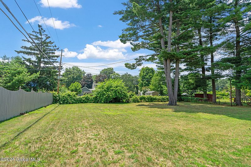 5th image of 8 Loren Avenue