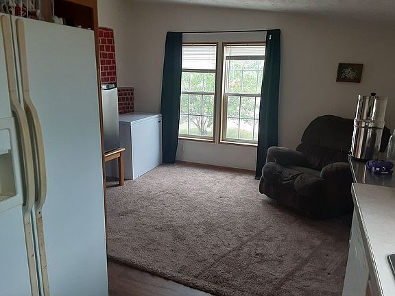 3rd image of 9691 Russell St