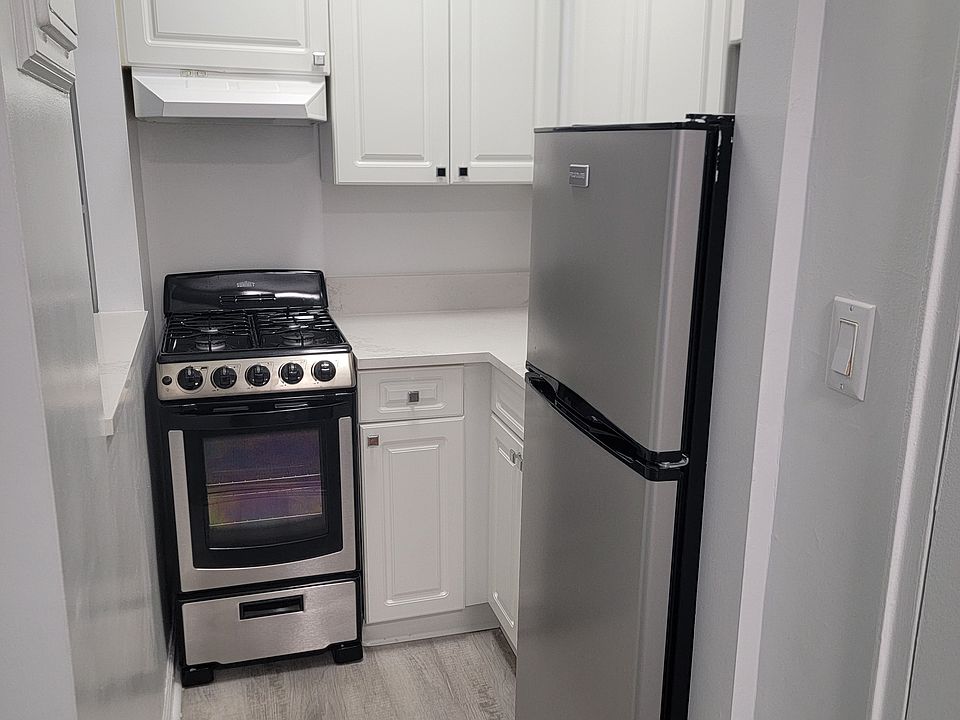 1st image of 15 Bryant Cres APT 1A