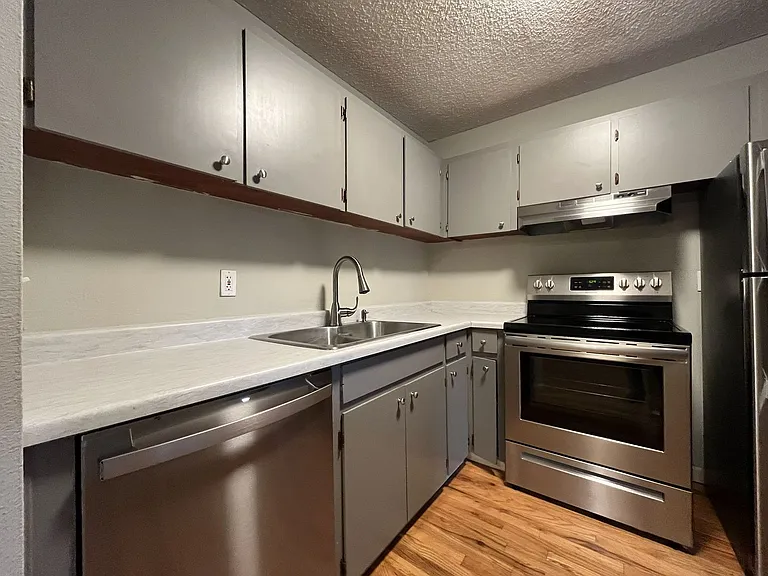 15827 NE Glisan St #5 — Photo 6