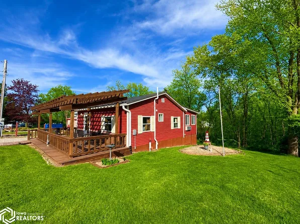 1410 E Ridge Dr, Brooklyn, IA 52211