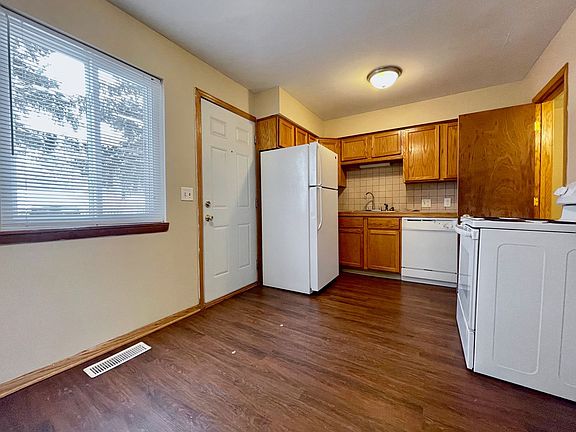 2nd image of 863 Lincoln Ave APT 11