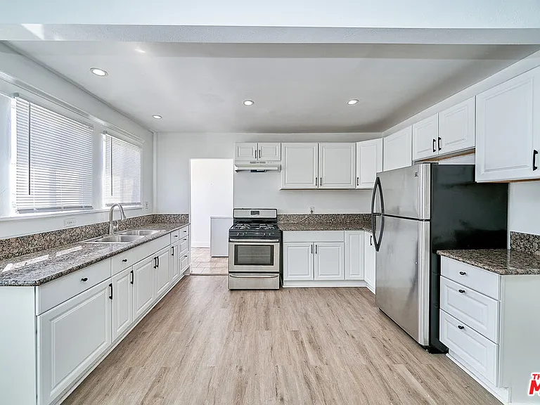 1329 S Tremaine Ave — Photo 12