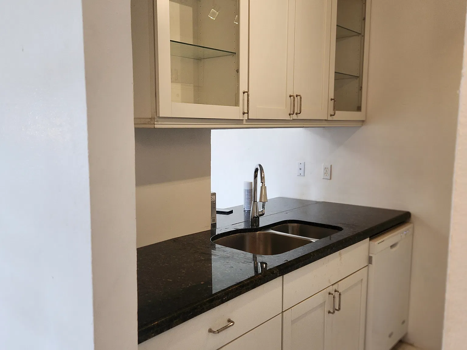 2 bed, 950 sqft, $1,950 — Photo 2