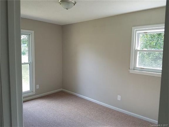 5th image of 829 Lakeview Dr