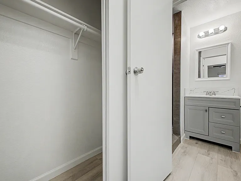 mstr closet/bath