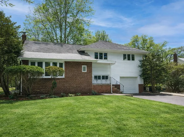10 Center St, Cresskill, NJ 07626