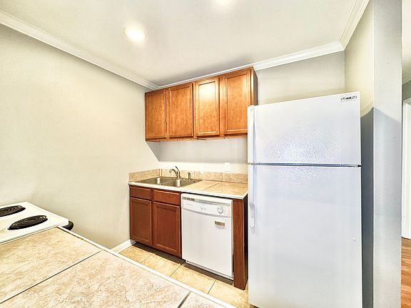 3rd image of 3101 Highland Rd APT 110