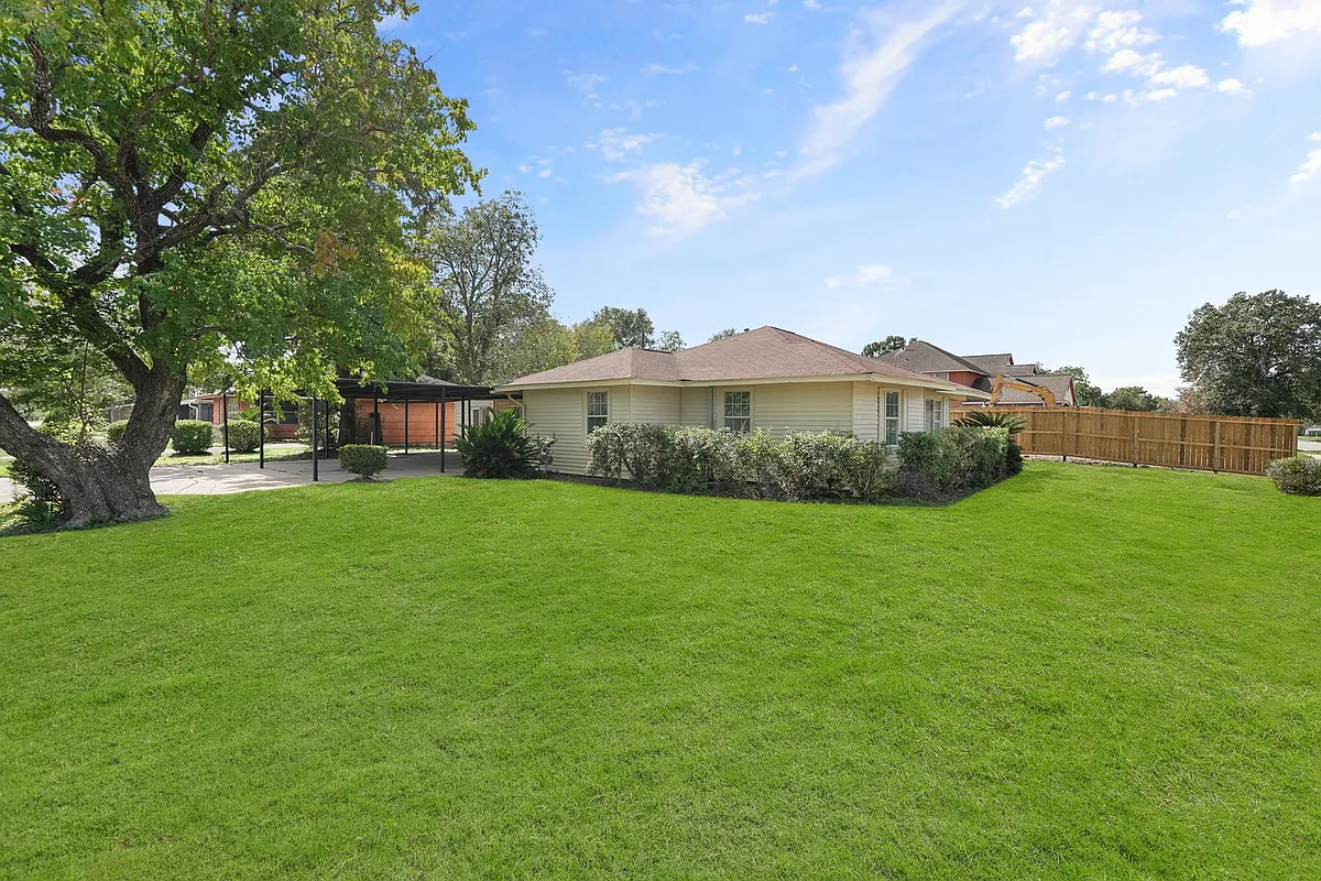Building Photo - 5966 Doulton Dr