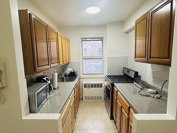 5th image of 89-15 Parsons Blvd #W10e