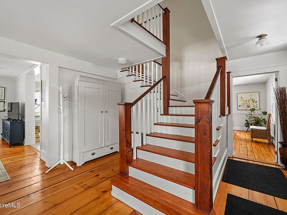 4th image of 360 Housatonic St