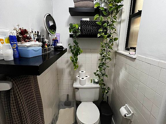 5th image of 224 W 16th St APT 14