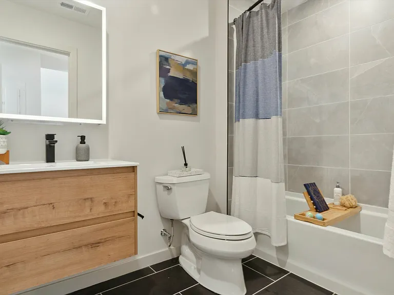 Full Shower/Tub