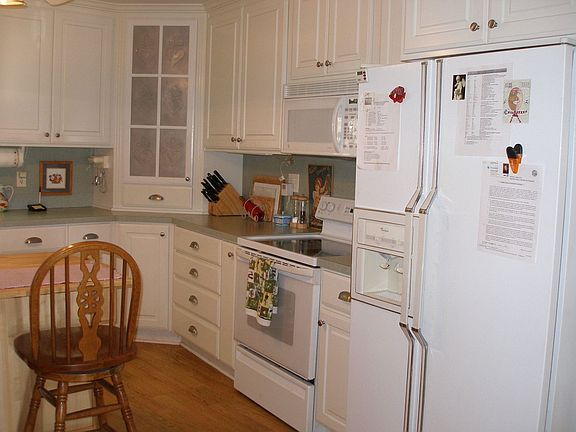 HUGE KITCHEN EAT-IN KITCHEN WITH UPDATED CUSTOM CABINETS