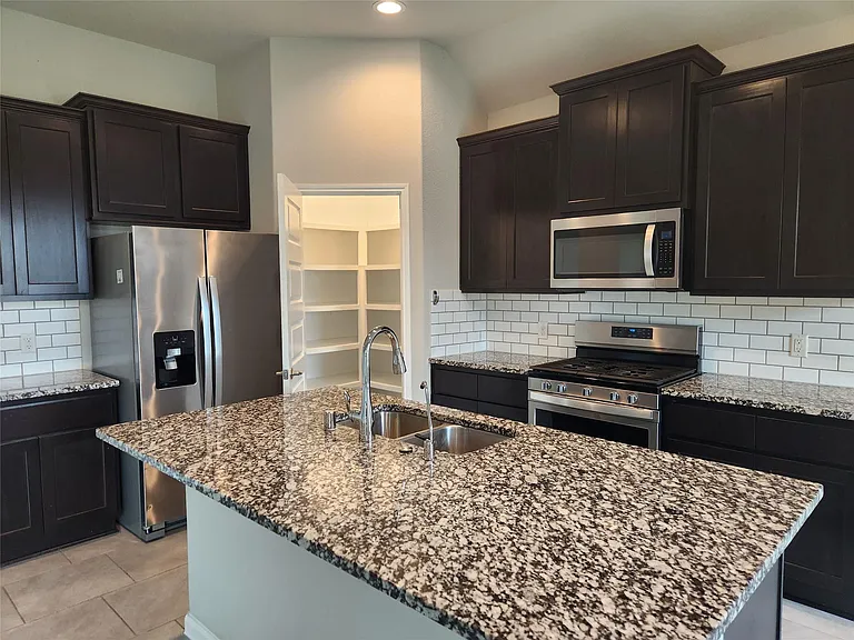 8519 Golden Field Dr — Photo 5