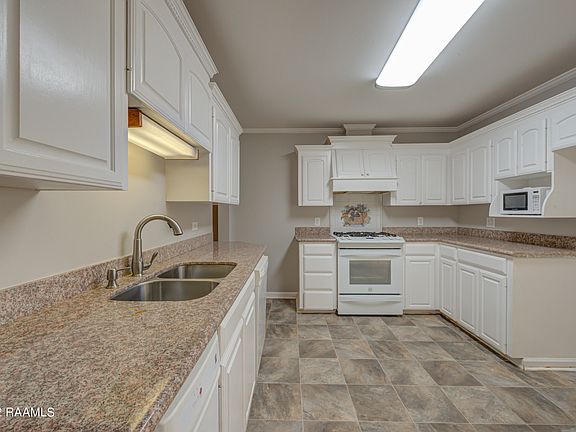 4th image of 620 N Shireview Cir
