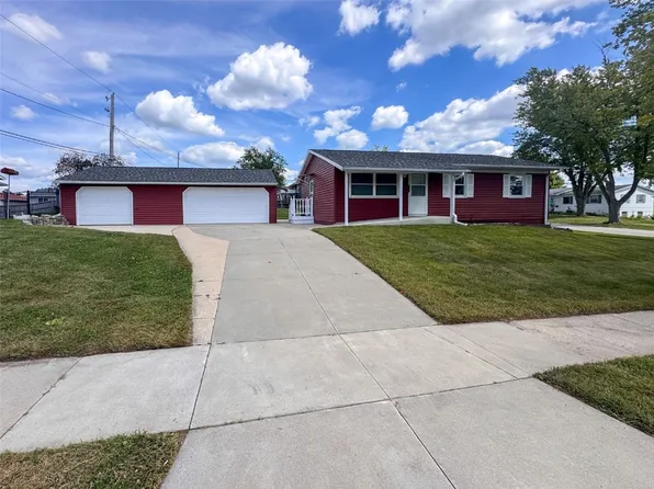 295 S 19th Street Ct, Marion, IA 52302