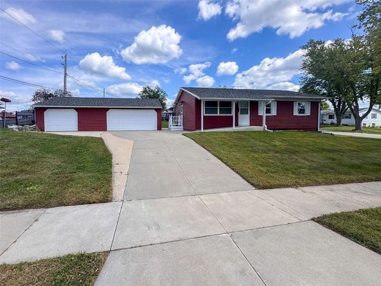 295 S 19th Street Ct, Marion, IA 52302
