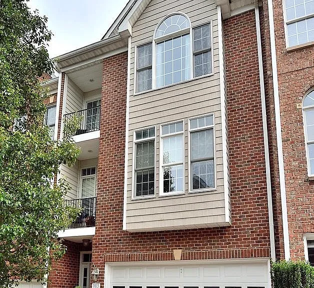 103 Washington Square Ct — Photo 1