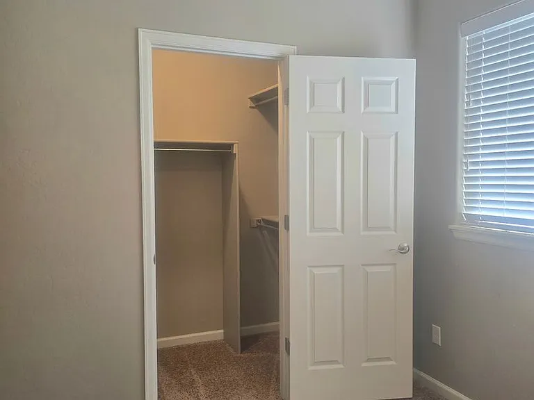 1558 Poplar Dr — Photo 15
