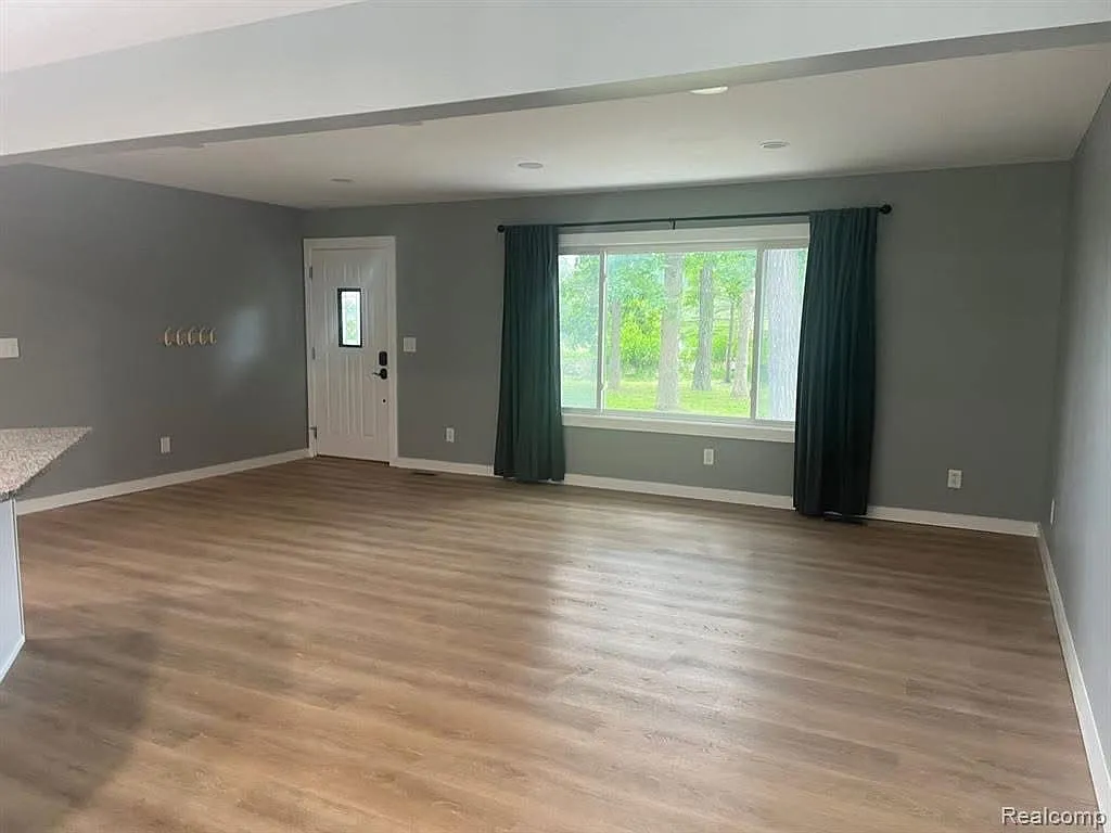 3 bed, 1268 sqft, $2,100 — Photo 3