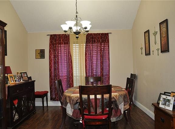 5th image of 453 Cambridge Dr