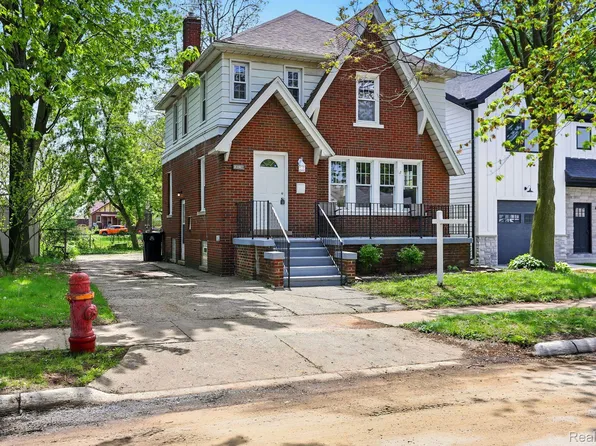 18036 Elizabeth St, Roseville, MI 48066