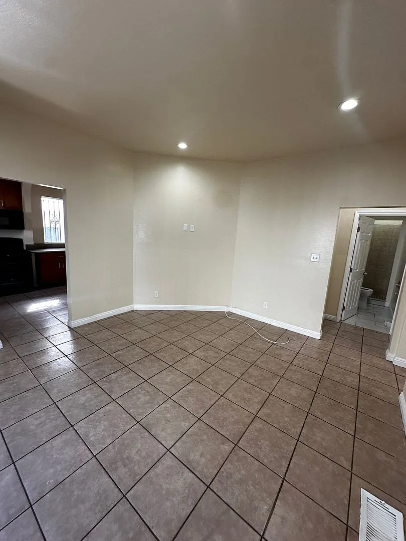 Welcome to 750 E 40th Pl — Photo 1