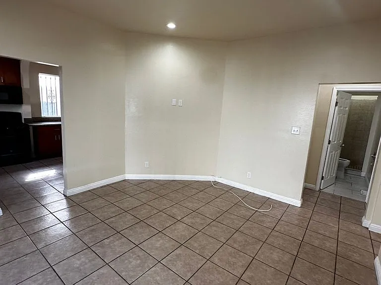 750 E 40th Pl — Photo 1