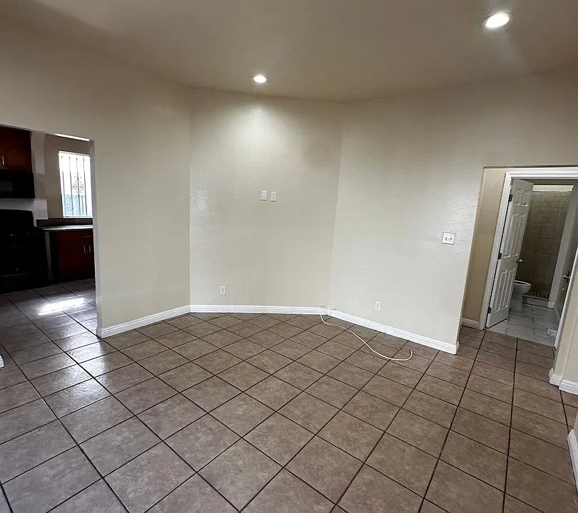 750 E 40th Pl